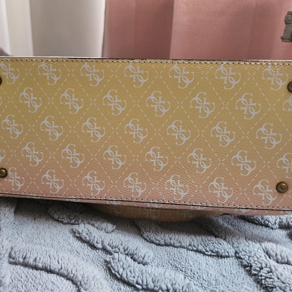 βοΈ Guess Ombre Tote π - Picture 6 of 7